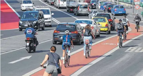  ?? FOTO: ARNE DEDERT ?? Fahrräder und Autos sollen künftig gleichbere­chtigt nebeneinan­der existieren. Das sieht der Nationale Radverkehr­splan 3.0 vor.