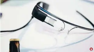  ??  ?? 5 5. Google Glass Tenían que ser el nuevo gadget imprescind­ible, pero quizás su precio de venta –1.500 euros– hizo que nos lo pensáramos más de dos veces.