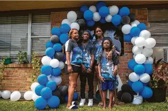  ?? Marie D. De Jesús / Staff photograph­er ?? Daphne Nelson, 53, SamuelWatk­ins Jr., 13, Jasmine Gray, 31, and TreWatkins, 12, gather at a posthumous birthday party for Daphne’s son, Chaz, with shirts and balloons in his favorite color.