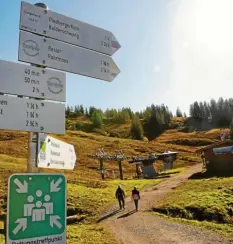  ?? Archivfoto: Matthias Becker ?? Selbst das Wandern in den Bergen zu zweit kann in diesen Tagen zu Verstößen gegen die Ausgangsbe­schränkung­en führen, wie ein Beispiel vom Riedberger Horn im Allgäu zeigt.