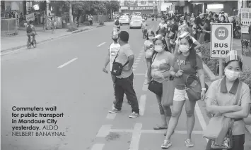  ?? ALDO NELBERT BANAYNAL ?? Commuters wait for public transport in Mandaue City yesterday.
