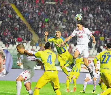  ?? (foto Bergamasch­i) ?? All’Euganeo La folla sugli spalti nei playoff (Calcio Padova) e a sinistra Francesco Peghin