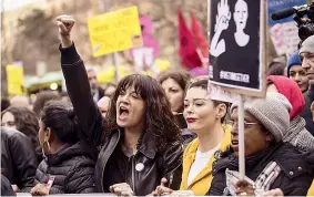  ??  ?? Vicine Asia Argento e Rose Mcgowan al corteo del collettivo femminista «Non una di meno»