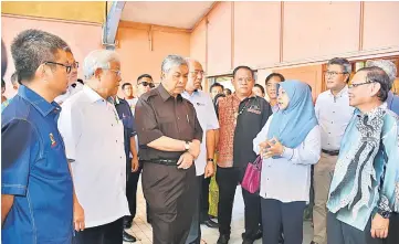  ??  ?? Rakayah (third right) briefs Zahid (third left), while (from left) Dr Annuar, Manyin, Mahdzir, Sudarsono (second right), Tan (right) and others look on.