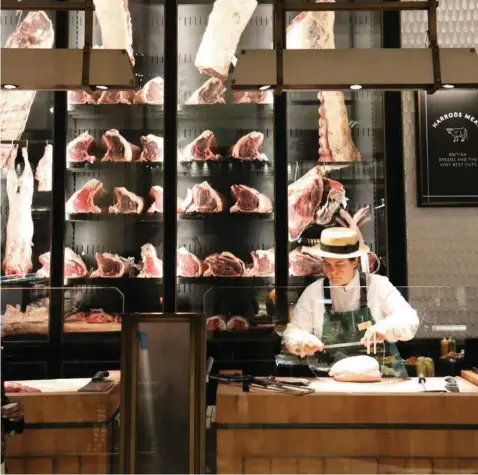  ?? ?? Danskere spiser i gennemsnit et kilo kød om ugen. Altså en hel del mere end de maksimalt 350 gram kød om ugen, som de officielle kostråd råder os til. Foto: Josie Keam/Unsplash