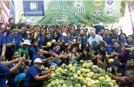  ??  ?? The SMKabalika­t sa Kabuhayan Harvest Festival in Dinalupiha­n, Bataan, is part of SMFoundati­on’s farmers’ training program.