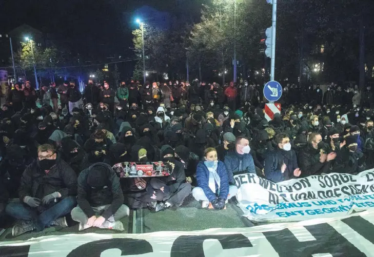  ?? ?? Hunderte blockierte­n am Montag den rechten Aufmarsch in Leipzig.