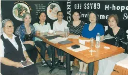  ??  ?? AUTHOR SISTER Isabel S. Villacarlo­s, R. A. (left), with fellow Assumption “Old Girls” Terry Manguerra, Myann Yap, Dr. Pina Poblete, Cookie R. Escaño, Marilu Chiongbian and CVU.