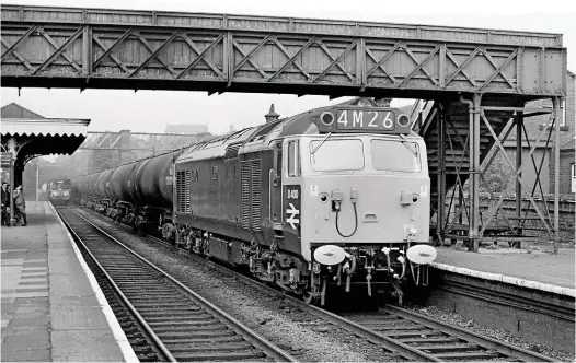  ?? RAIL PHOTOPRINT­S. ?? D400 passes Frodsham during commission­ing on September 14 1967 with tanks for Stanlow Refinery.