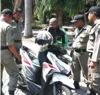  ?? CHUSNUL CAHYADI/JAWA POS ?? DEMI KEAMANAN: Sejumlah anggota satsabhara memeriksa pengunjung Mapolres Gresik kemarin. Foto atas, petugas satpol PP memeriksa tamu di gerbang masuk kantor Pemkab Gresik.