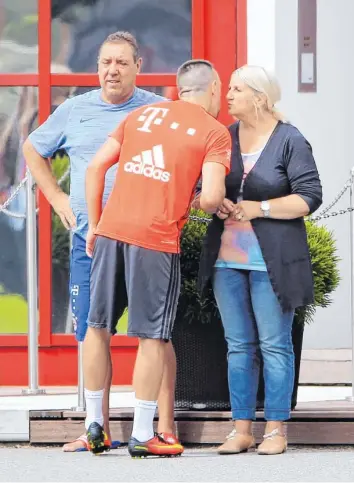  ?? Foto: imago ?? Küsschen für Mama: Franck Ribery begrüßt seine Eltern beim Besuch auf dem Trainingsg­elände des FC Bayern.