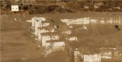  ?? FOTO: TT-AP ?? Enorma krafter släpps lösa när en glaciär rasar. På bilden resterna av vattenkraf­tverket Dhauligang­a, nedströms från glaciären Nanda Devi i Indien.