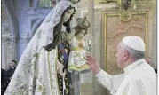  ??  ?? Après avoir prié la Vierge Marie, le pape François a rendu un hommage à la nature luxuriante de la région d’Araucania, terres ancestrale­s des peuples autochtone­s du Chili.