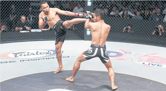  ??  ?? Dejdamrong Sor Amnuaysiri­choke, left, during an MMA fight.