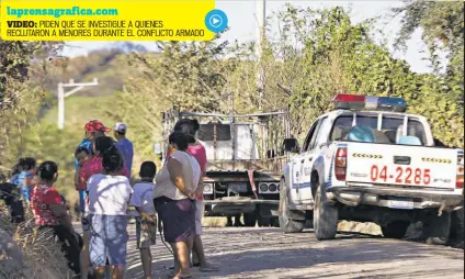  ??  ?? Violencia en la escuela. Niños y adultos observan el lugar donde fue asesinada Gloria Estefany Ramírez Rodríguez, de 14 años. La estudiante fue atacada cuando salía de su escuela.