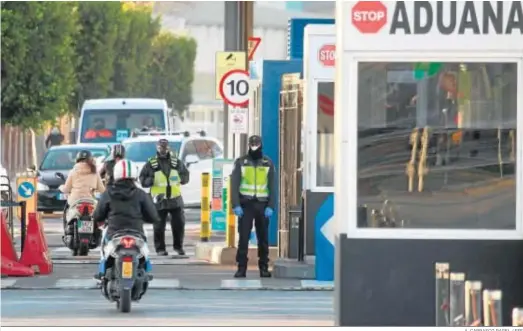  ?? A. CARRASCO RAGEL / EFE ?? Tráfico en el paso aduanero entre La Línea y Gibraltar controlado ayer por un policía de la colonia y otro español.