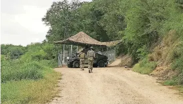  ?? [PHOTO BY VERÓNICA G. CÁRDENAS VIA AP] ?? National Guard troops guard the border in Roma, Texas, on Tuesday. The deployment of National Guard members to the U.S.-Mexico border at President Donald Trump’s request was underway Tuesday with a gradual ramp-up of troops under orders to help curb...