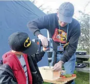  ??  ?? Leader Tim Wilson makes a nestbox with a visitor.