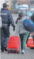  ?? FOTO: DPA ?? Abschiebun­g einer abgelehnte­n Asylbewerb­erin: Dass die Polizei die Betroffene­n antrifft, ist längst nicht immer der Fall.