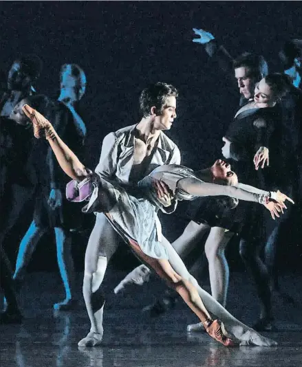  ?? ANDREA MOHIN / NYT / CONTACTO ?? Davis, del American Ballet Theater, bailando en el 2012 con la estrella de la compañía, Misty Copeland
