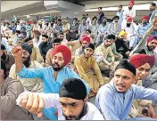  ?? REUTERS ?? Members of Pakistan’s Sikh community protest after killing of two traders by Islamic State terrorists in Peshawar.