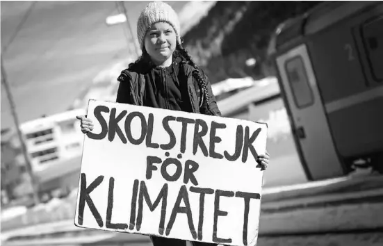  ?? Foto: dpa ?? Greta Thunberg mit einem Protestpla­kat, auf dem „Schulstrei­k für das Klima“steht.