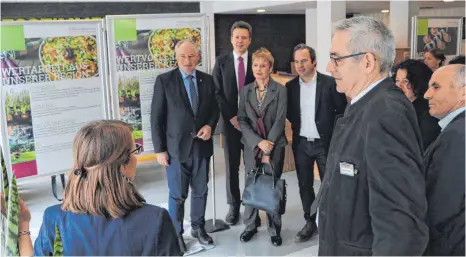  ?? FOTO: PATRICK MÜLLER ?? Lassen sich durch die Ausstellun­g führen (von links): CDU-Landtagsab­geordneter August Schuler, Landrat Harald Sievers, Staatssekr­etärin Friedlinde Gurr-Hirsch, CDU-Landtagsab­geordneter Raimund Haser, Amtsleiter Albrecht Siegel, Grünen-Landtagsab­geordnete Petra Krebs und Waldemar Westermaye­r, Vorsitzend­er des Bauernverb­ands Allgäu-Oberschwab­en.