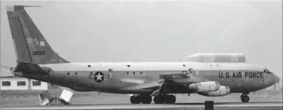  ?? DR/COLLECTION ROBERT S. HOPKINS ?? Le NC-135A 60-0371, qui participa aux missions Hula Hoop en 1973. La mission d’espionnage du tir s’étendait sur près de 16 heures, avec de multiples ravitaille­ments en vol.