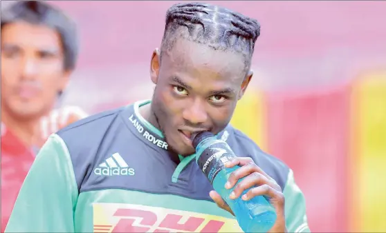  ?? Picture: ASHLEY VLOTMAN, GALLO IMAGES ?? LET’S PLAY SUPER RUGBY! Seabelo Senatla sips an energy drink during yesterday’s Stormers training session at Newlands.