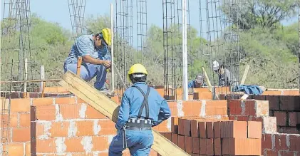  ??  ?? Andamios. La industria de la construcci­ón recuperó 2,3% en mayo respecto a abril. “Lo peor ya pasó”, dicen.