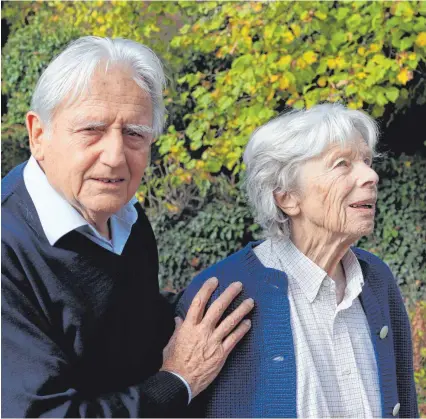  ?? FOTOS: LUDGER MÖLLERS ?? Gottfried und Mechthild Schäfer aus Biberach sind seit vielen Jahren Grabpaten.