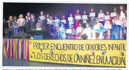  ??  ?? recibieron diplomas de reconocimi­ento por su excelente participac­ión. ORGULLO. Los estudiante­s del Primer encuentro de oradores infantiles