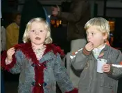  ?? (Photo J.-M. P.) ?? S’il n’y a pas d’age pour déguster les châtaignes, il y en a bien un pour le vin chaud de Gino !