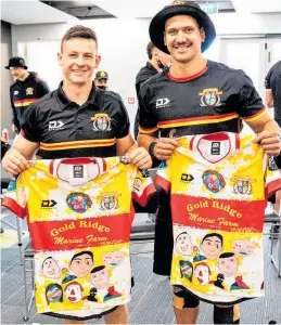 ?? Photo / Jake O’flaherty ?? Ben Bonnar and Todd Doolan with jerseys made by Goldfields School students.