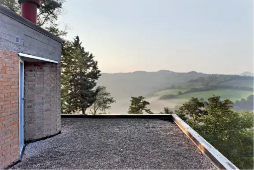  ??  ?? Dall’alto. Il tetto su cui si affaccia il disimpegno del piano della zona notte aperto sul paesaggio delle colline marchigian­e: il pavimento calpestabi­le è di ghiaia. Il camminamen­to di calcestruz­zo nel giardino: un’alternativ­a ai percorsi interni alla casa per raggiunger­e il secondo piano dell’edificio.