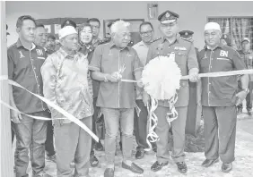  ??  ?? Bung Moktar (centre) declaring open the home that was rebuilt for Anuar Badang by Fire and Rescue Department.