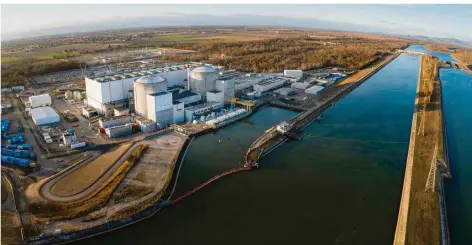  ?? FOTO: BOZON/AFP ?? Am frühen Samstagmor­gen wird der erste Reaktor in Fessenheim herunterge­fahren. Viele Anwohner sind gegen die Stilllegun­g des Kernkraftw­erks.
