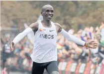  ??  ?? ABOVE
Eliud Kipchoge crosses the finish line in Vienna.