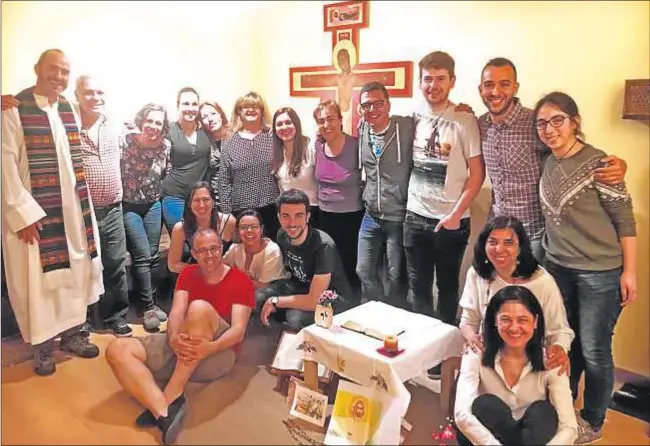  ?? Fotos: Parroquia Nuestra Señora de Las Rosas ?? La capilla de la comunidad. Miquel Corominas, el párroco, segundo por la izquierda; Mari Mar López, sexta por la izquierda, y Solimer Castro, quinta por la derecha