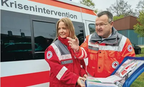  ?? Foto: Sabrina Schatz ?? Sonja Hirschmann und Dieter Lenzenhube­r arbeiten für das Augsburger Kriseninte­rventionst­eam.