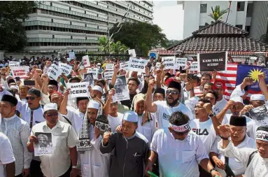  ?? Unhappy
crowd: Some of the anti-ICERD protesters gathering outside Wisma Negri in Seremban. ??