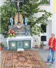  ?? FOTO: AVI ?? So prächtig war der Altar in Böttingen. Auch die Enkel haben mitgeholfe­n, ihn zu schmücken.