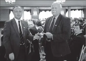  ?? 01_B48twe03 ?? Robin Crawford of the Kinloch Hotel is presented with a quaich to mark 33 years in the various associatio­ns which have now formed into the Ayrshire and Arran Tourist Board by chairman Jim Tyldesley at the annual meeting this week.