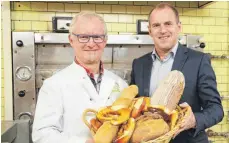  ?? FOTO: NILL ?? Franz-Josef Wandinger (l.) und Franz Moosherr tauschen sich über Entwicklun­gen im Bäcker-Handwerk aus.