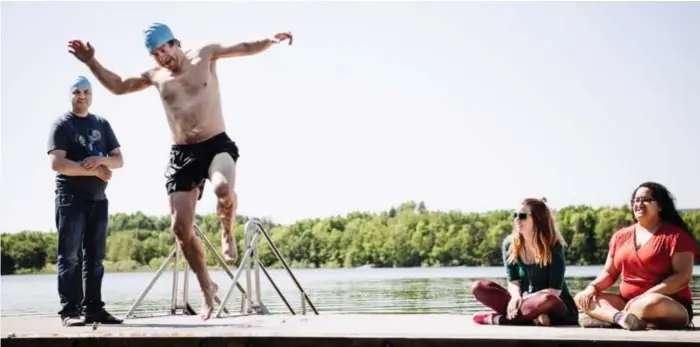  ??  ?? DOPP. Fontänhuse­t Sköndal arrangerar Ångestdopp­et på Sköndalsba­det lördagen den 16 juni. Här testdoppar sig verksamhet­schefen Johan Rydhergård.