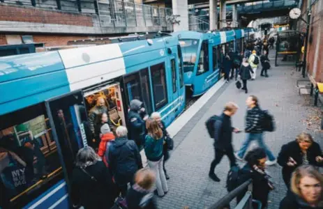  ?? FOTO: YLVA BERGMAN ?? TUNG. Nya tvärbanetå­gen väger nästan 15 ton mer än det gamla. Det kan vara en av anledninga­rna till att de också låter mer.