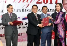  ??  ?? Datuk Alexander Nanta Linggi menyampaik­an Anugerah Perkhidmat­an Cemerlang KKLW 2017 Zon Sarawak kepada salah seorang penerima.