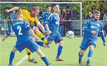  ?? FOTO: HKB ?? Der FC Frittlinge­n (blau) und der SV Wurmlingen lieferten sich ein wahres Torfestiva­l, das schließlic­h mit 4:3 endete. In der turbulente­n Schlusspha­se der Begegnung versuchten die Wurmlingen Gäste alles, um wenigstens einen Punkt zu ergattern. Hier scheitert Wurmlingen­s Torjäger Jannick Pape, der kurz zuvor den Anschlusst­reffer zum 4:3 erzielen konnte. Eine Bildergale­rie gibt es unter www.schwäbisch­e.de.