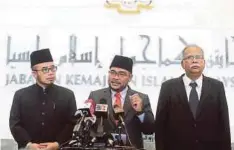  ??  ?? DR Mujahid (tengah) bersama Dr Mohd Asri dan Ramasamy ketika sidang media selepas mengadakan perjumpaan di Putrajaya, semalam.