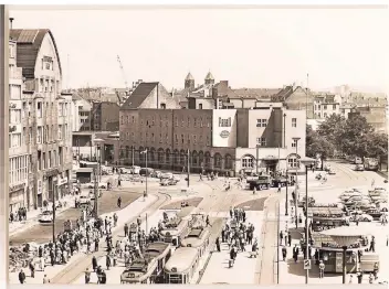  ?? FOTOS: STADTARCHI­V DÜSSELDORF ?? Dieses Bild von 1961 stellt das alte Postamt 1 am Wilhelmpla­tz 1 – so damals der Name – in den Fokus. Den Platz selbst prägten damals schon die Straßenbah­nschienen.